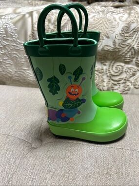 Cat & Jack Green Caterpillar Rain Boots with Leaf Accent